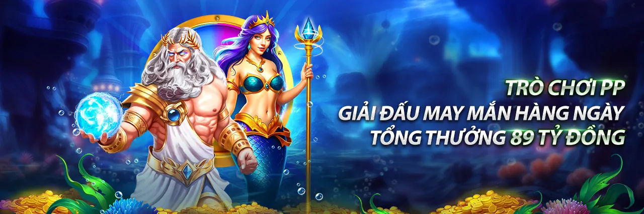 Nhân viên hỗ trợ five88 casino đang giúp đỡ khách hàng trên máy tính